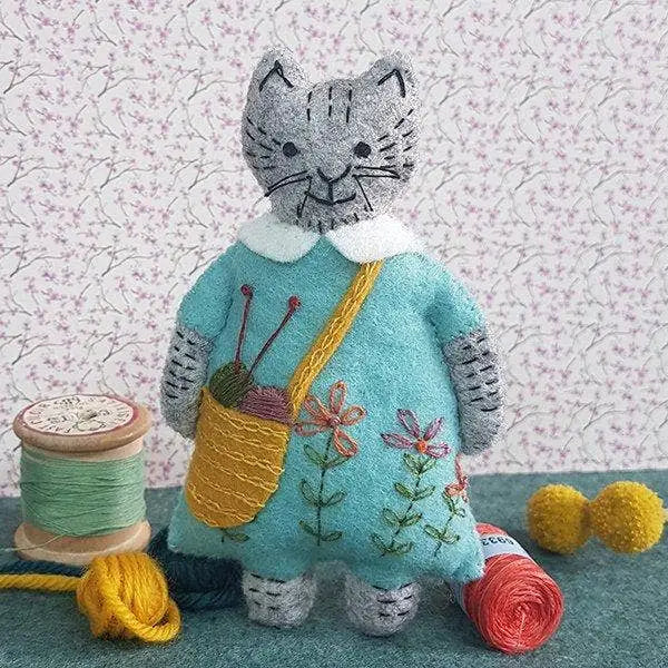 Mrs. Cat Loves Knitting Felt Craft Mini Kit - Felt craft kits