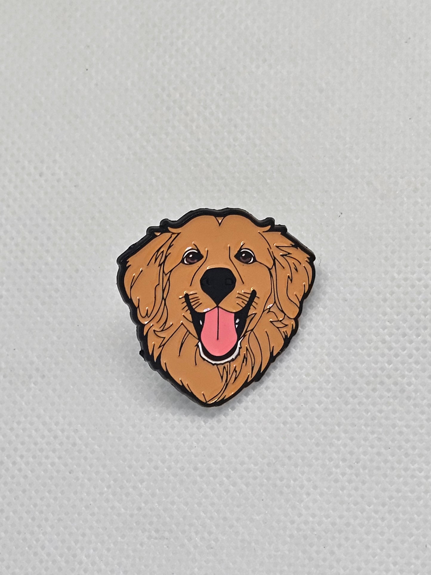 Golden retriever enamel pin badge, perfect for dog lovers to accessorize clothing and bags.