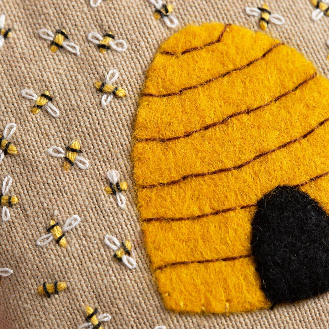 Linen Lavender Bags Embroidery Kit - Bees - The Red Squirrel