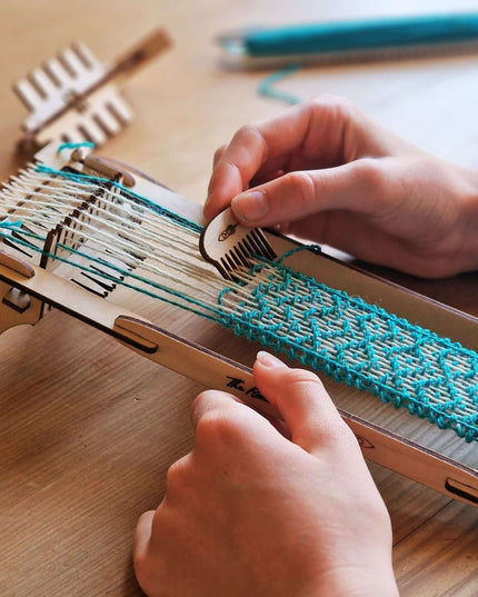 Bracelet weaving kit - Pop Out Projects
