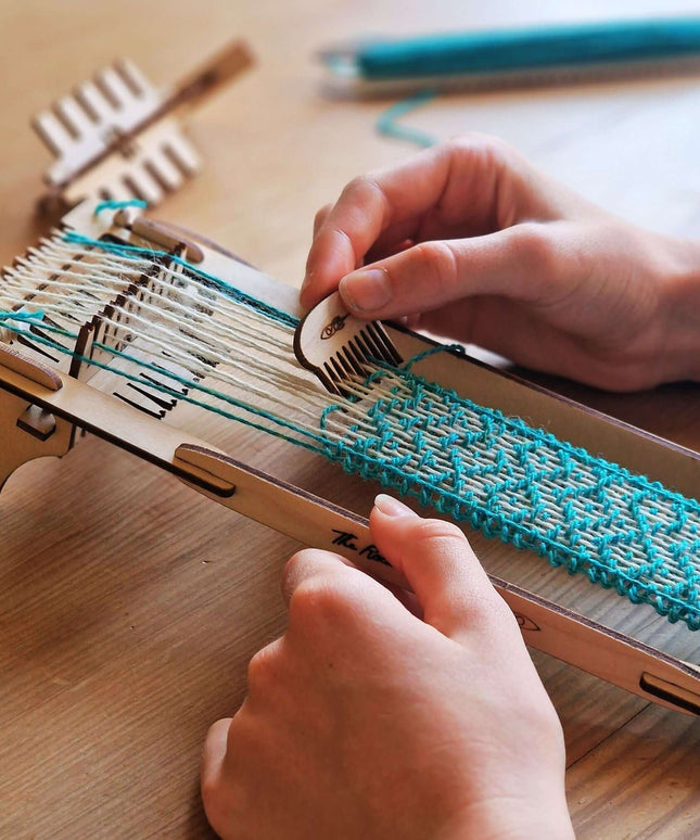 Bracelet weaving kit - Pop Out Projects