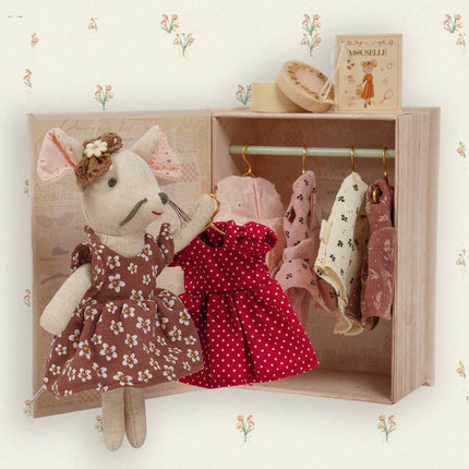 Mouselle - A mouse with her own wardrobe