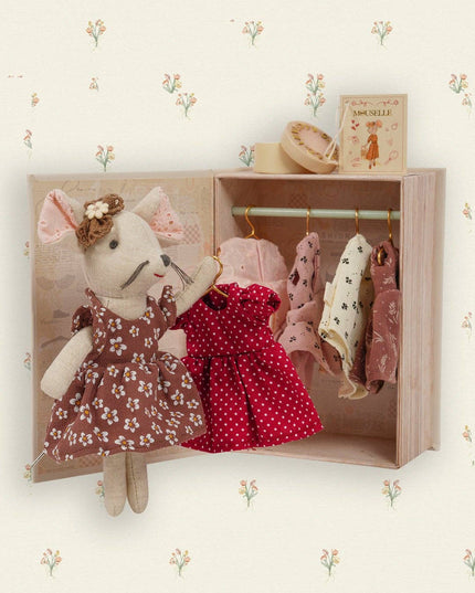 Mouselle - A mouse with her own wardrobe