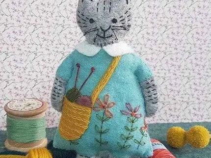 Mrs. Cat Loves Knitting Felt Craft Mini Kit