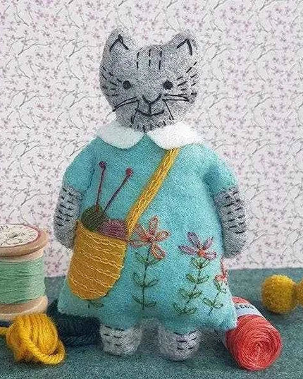 Mrs. Cat Loves Knitting Felt Craft Mini Kit