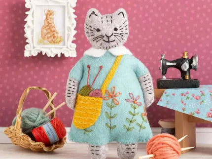 Mrs. Cat Loves Knitting Felt Craft Mini Kit